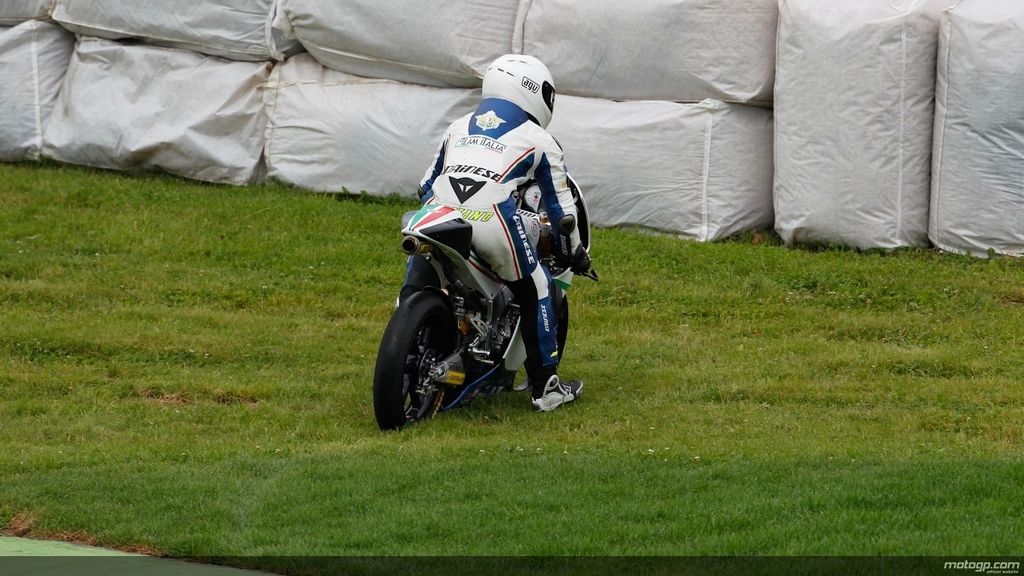 Romano Fenati se 'traga' una curva de Sachsenring