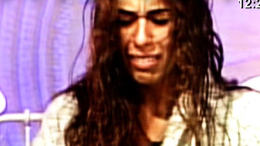 Arturo pellizca a Carol en el jacuzzi