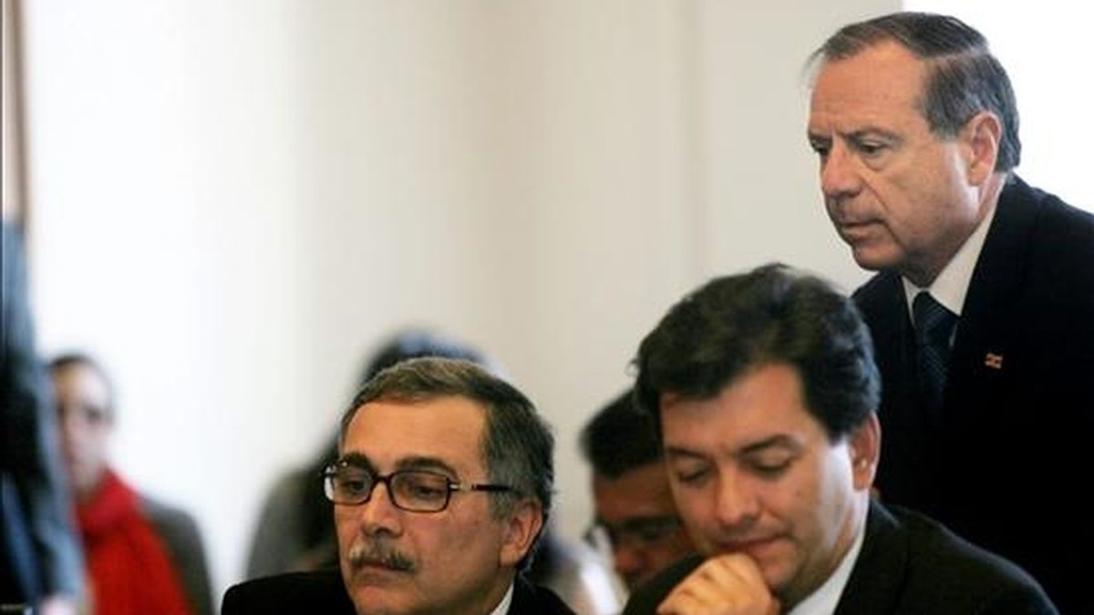 El canciller costarricense, René Castro (i), y el embajador de este país ante la Organización de Estados Americanos (OEA), Enrique Castillo (d), ayer en la reunión de consulta de cancilleres de la OEA en la sede del organismo en Washington DC (EEUU). EFE El canciller costarricense, René Castro (i), y el embajador de este país ante la Organización de Estados Americanos (OEA), Enrique Castillo (d), ayer en la reunión de consulta de cancilleres de la OEA en la sede del organismo en Washington DC (EEUU). EFE