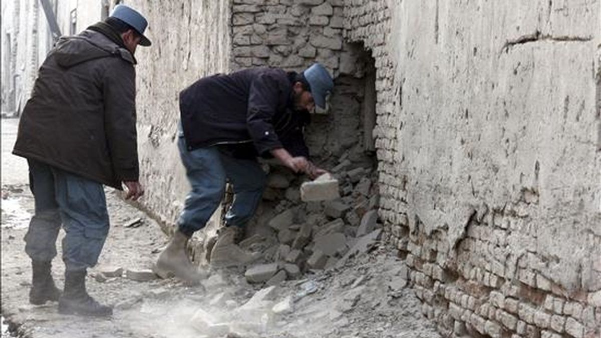 Efectivos de la Policía afgana inspeccionan el lugar de un atentado en Kabul, Afganistán, hoy 4 de enero de 2011. Un policía murió y otras tres personas -un agente y dos civiles- resultaron heridas por la explosión de un artefacto. EFE