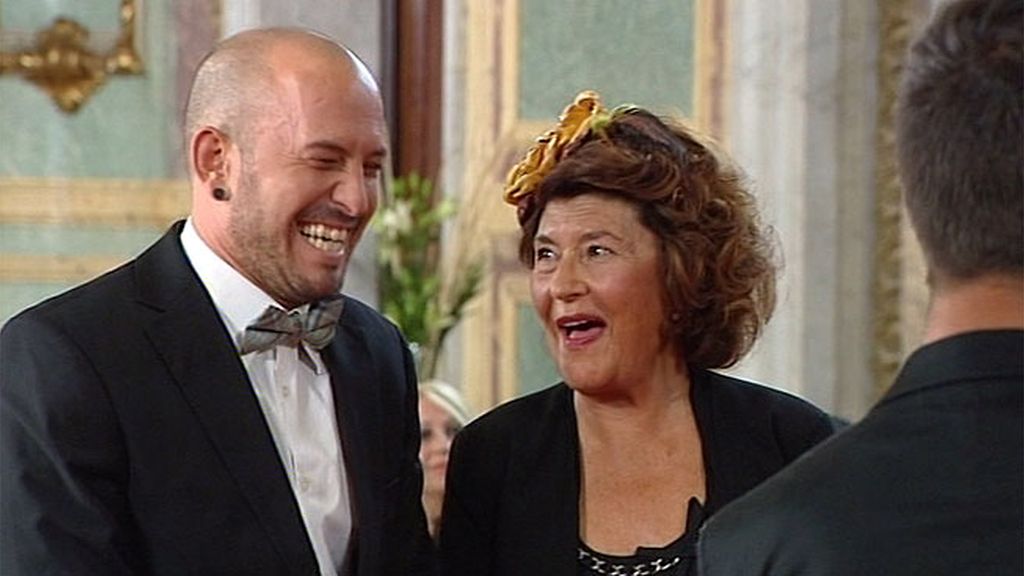 Mary acepta el anillo de su hijo emocionada, pero le aconseja: “tienes que volar”