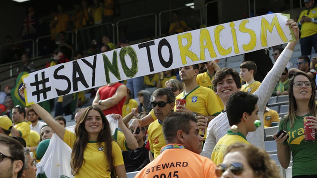 Un grupo de aficionados brasileños dicen 'No al Racismo' en el Australia-España