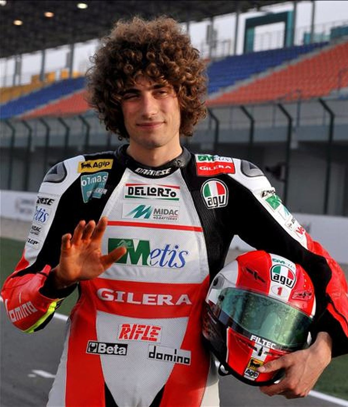 El italiano Marco Simoncelli (Gilera) posa para una foto antes del comienzo de los entrenamientos libres en el circuito internacional de Losail, Doha, Qatar. Este circuito acogerá el 12 de abril de 2009 la primera carrera del Mundial MotoGP 2009. EFE