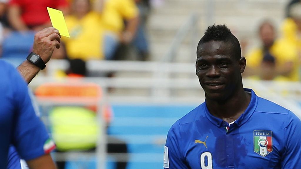 Balotelli vió la tarjeta amarilla y fue sustituido en el descanso