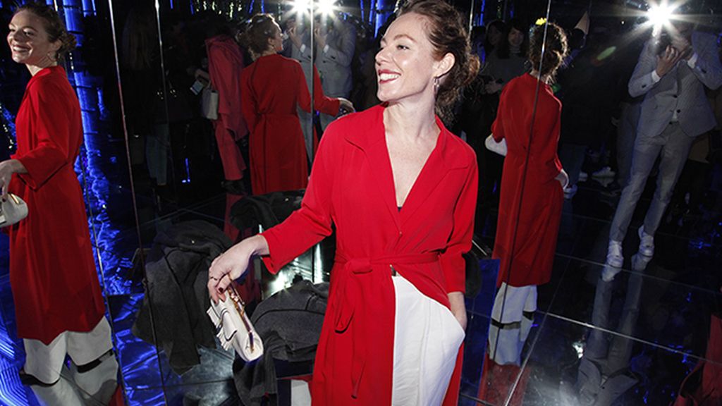 Silvia Marty posando en el original kissing room que ha montado este año Bombay Sapphire