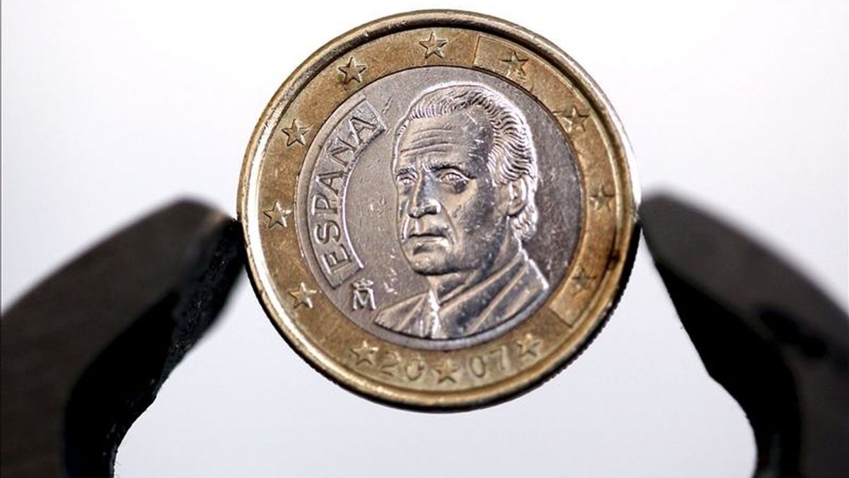 Un moneda de un euro acuñada en España. EFE/Archivo