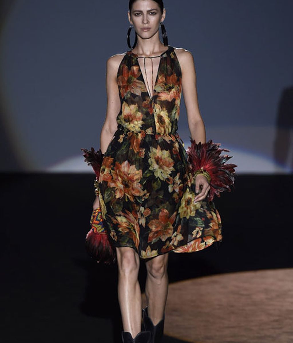 Flecos, plumas y cuero para la mujer más urbana