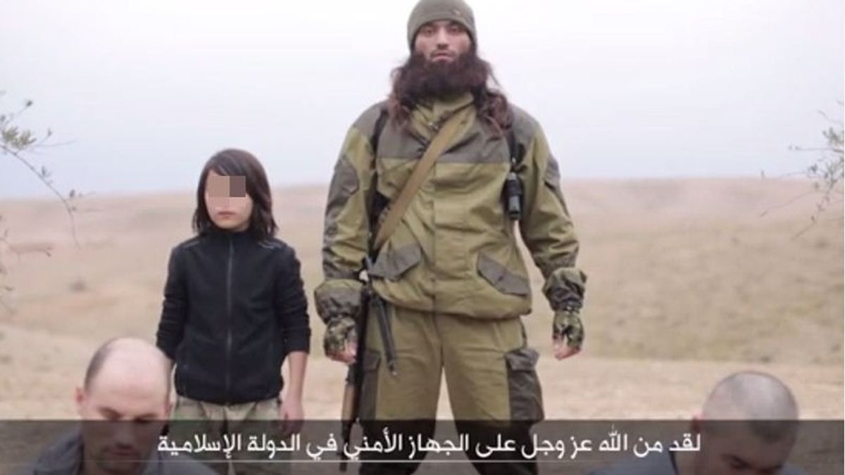 Estado Islámico publica un video de un niño yihadista ejecutando a dos "espías rusos"
