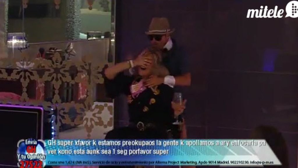 Cristian, de striptease, y las chicas, “al agua, pato”