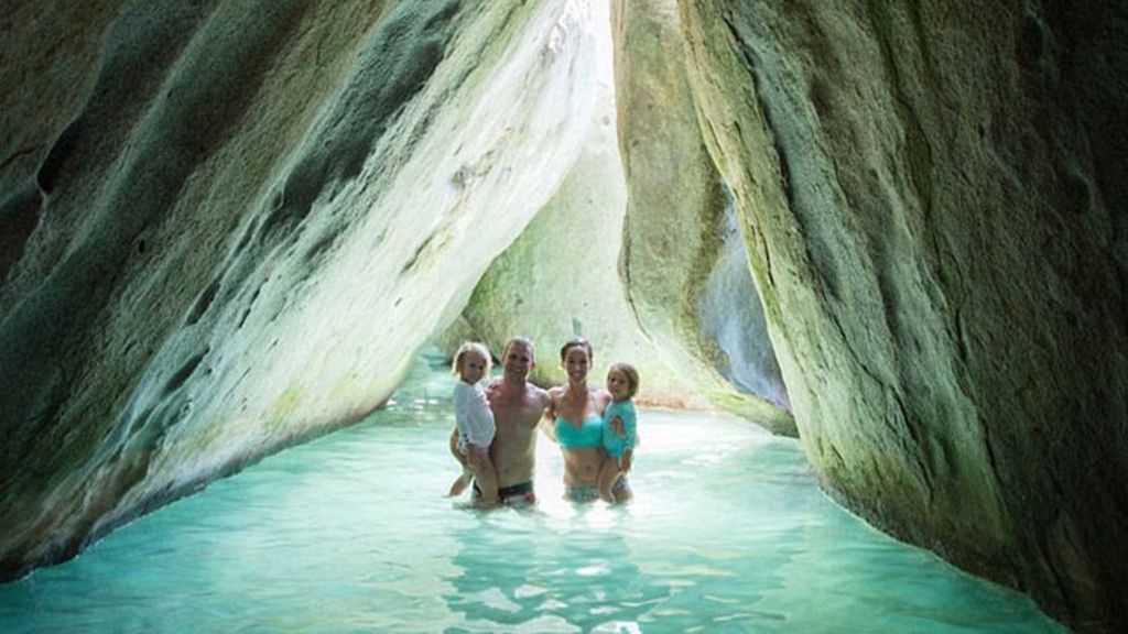 Una pareja canadiense, Genevieve y Eben,  viaja con sus hijas