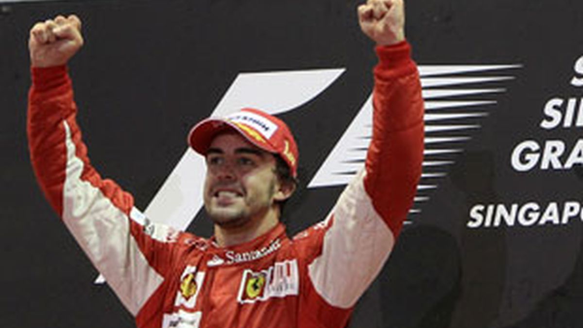 Fernando Alonso celebra su victoria en Singapur. Foto: Gtres Fernando Alonso celebra su victoria en Singapur. Foto: Gtres