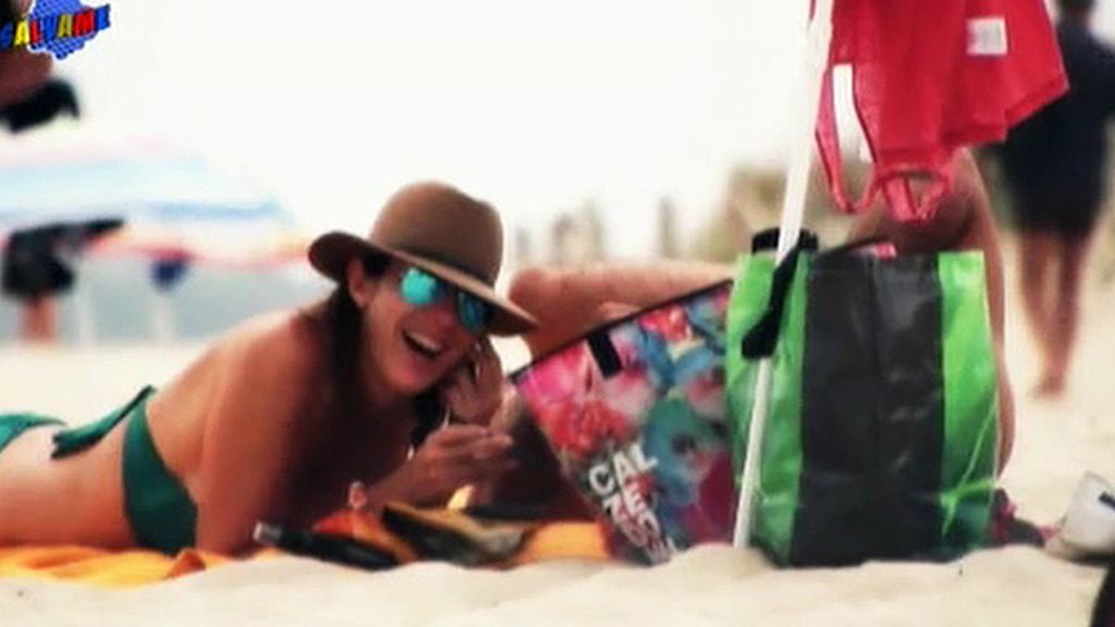 La presentadora y su pareja disfrutan del sol entre besos y abrazos