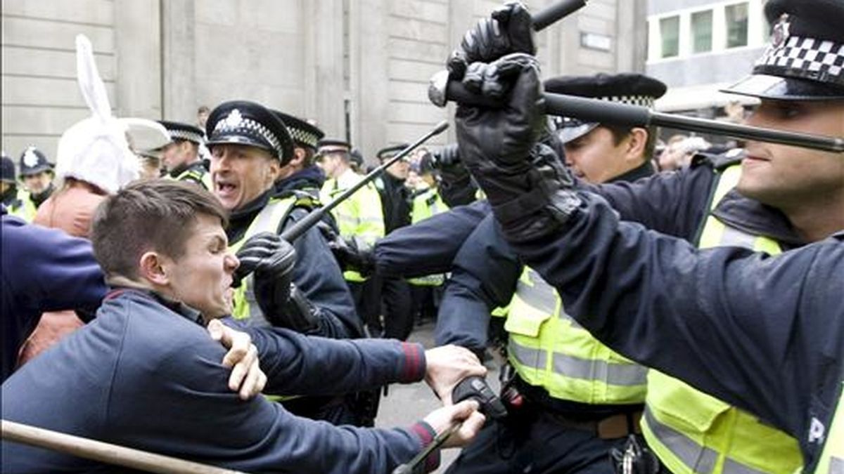 Agentes de policía se enfrentan a un grupo de manifestantes que protestaban en el exterior de una sucursal del Banco de Inglaterra, hoy miércoles 1 de abril de 2009 en Londres, Reino Unido.En medio de unas medidas de seguridad sin precedentes, miles de personas han empezado a llegar hasta el centro financiero de Londres para expresar su rechazo a los excesos del sistema capitalista, un día antes de la cumbre del G20. EFE
