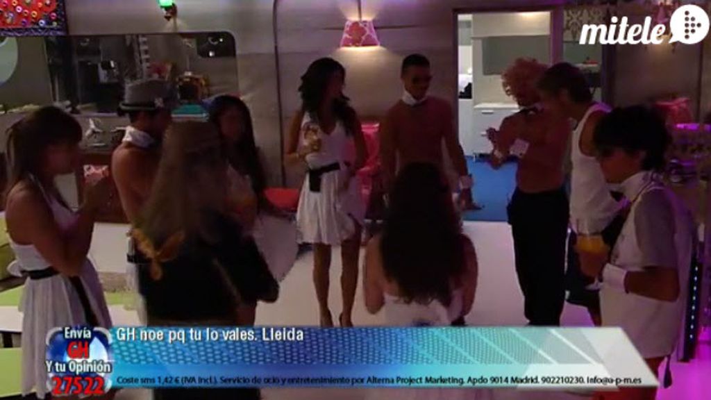 Cristian, de striptease, y las chicas, “al agua, pato”