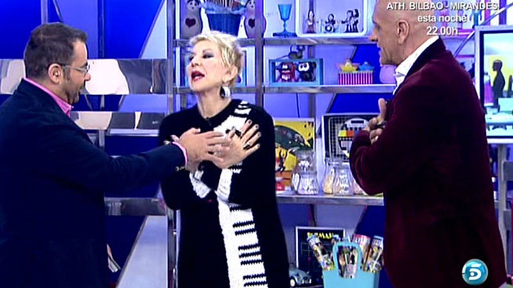 Pendientes y vestido con teclas