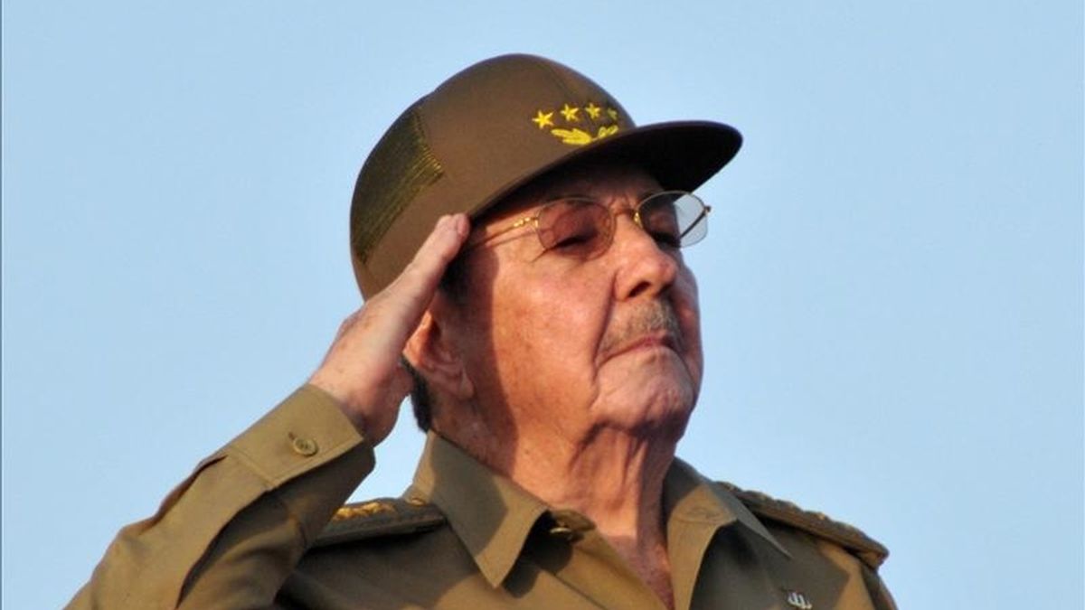 El Presidente cubano Raúl Castro preside el desfile militar y marcha popular que se realiza, este 16 de abril en la Plaza de la Revolución de La Habana, Cuba,, para conmemorar el 50 aniversario de la victoria de Playa Girón y el inicio del VI congreso del Partido Comunista de Cuba. EFE
