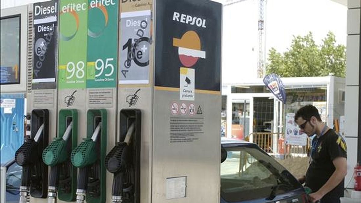 Un joven pone gasolina a su coche en un surtidor. EFE/Archivo