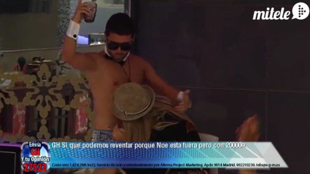Fiestón en Guadalix: Cristian dedica un striptease a Ochoa