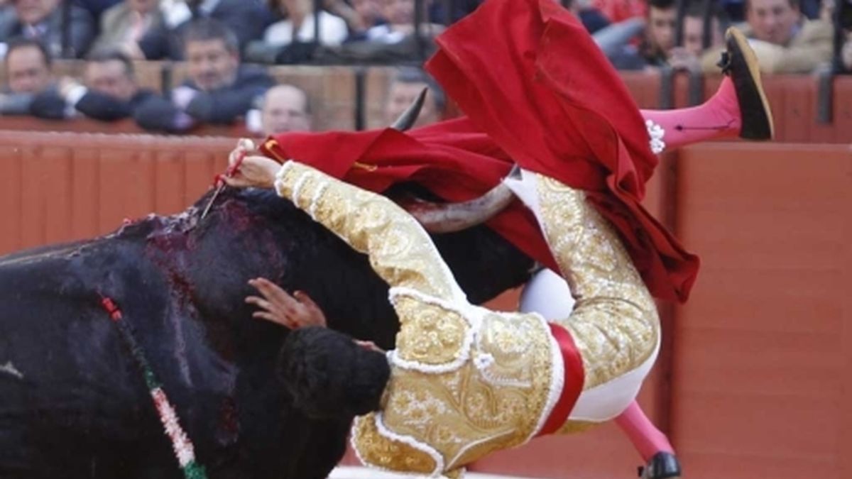 Momento de la cogida de López Simón en Sevilla