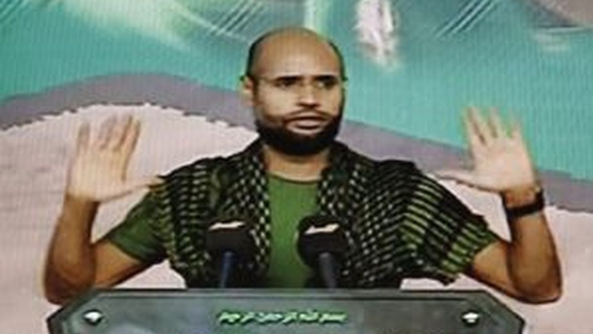 Captura de vídeo del canal de televisión Al Arabiya tomada el 21 de agosto de 2011, que muestra al hijo de Muamar Gadafi, Saif al-Islam, durante un discurso ofrecido en una localización desconocida, supuestamente en Libia. Foto: EFE.