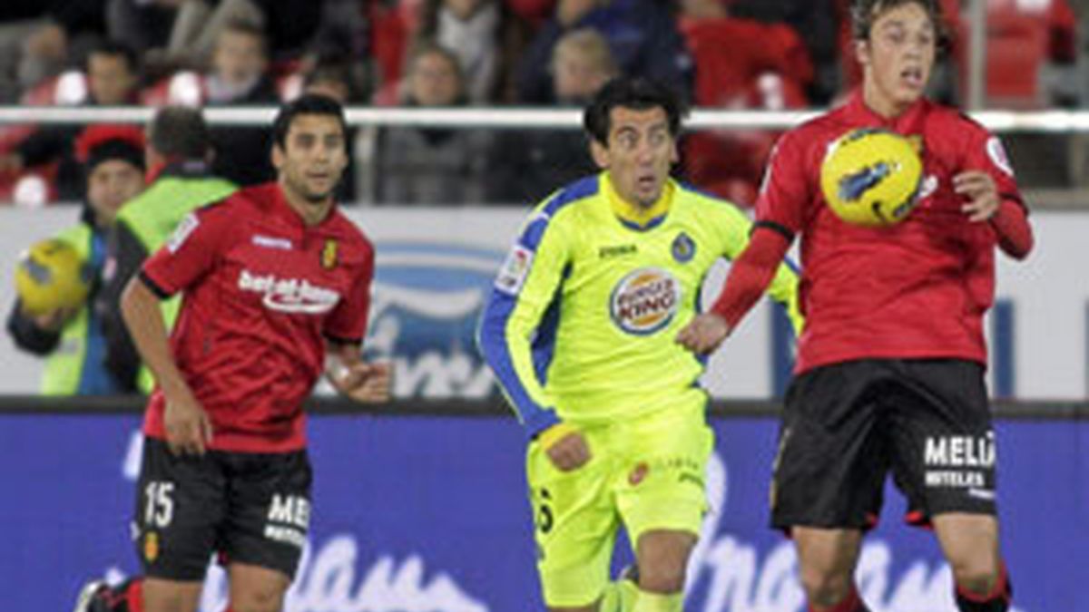 El centrocampista del Mallorca Tomás Pina controla un balón ante el centrocampista del Getafe, Pedro Ríos FOTO: EFE