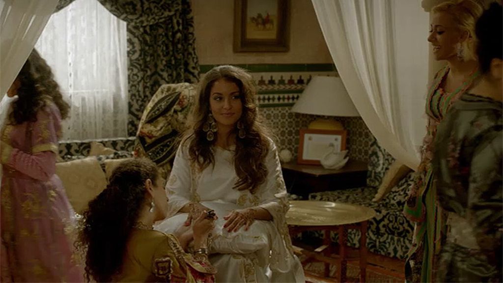 La joven está acompañada por todas las mujeres de su familia