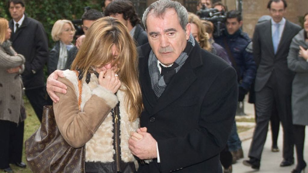 La periodista Reyes Monforte, consolada por el actor Valentín Paredes