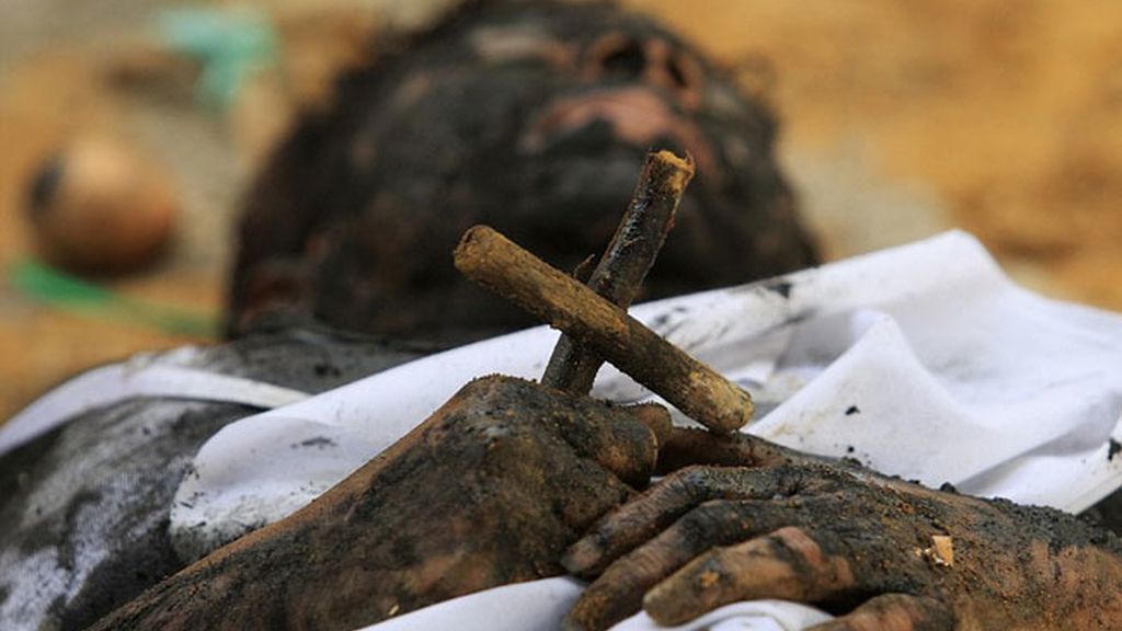 Un sacerdote colombiano exorciza a una mujer