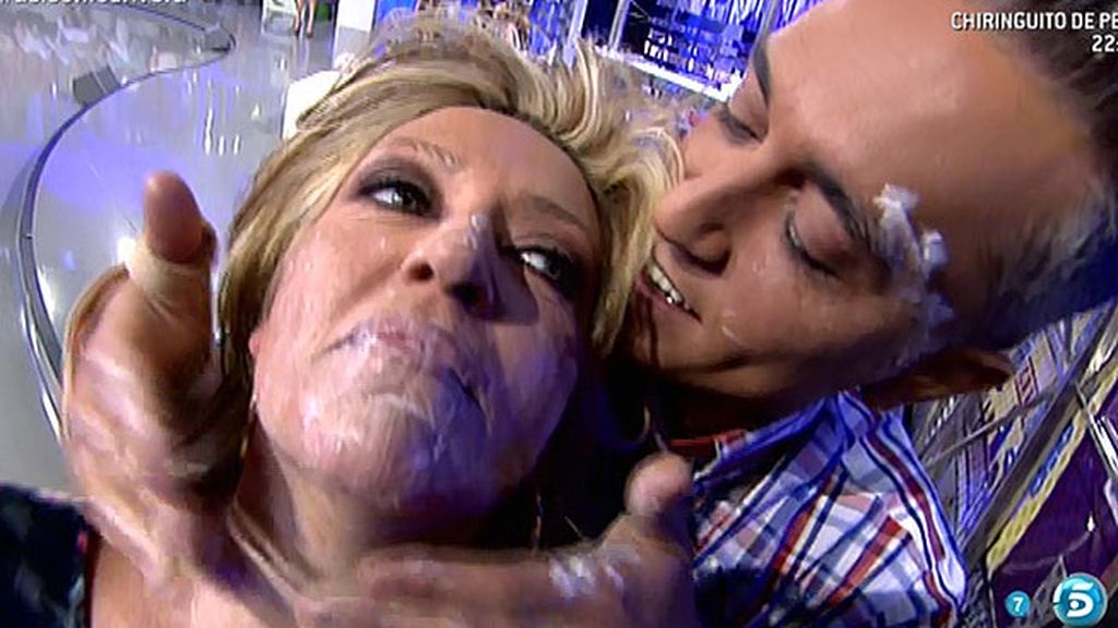 Lydia Lozano acaba llena de crema