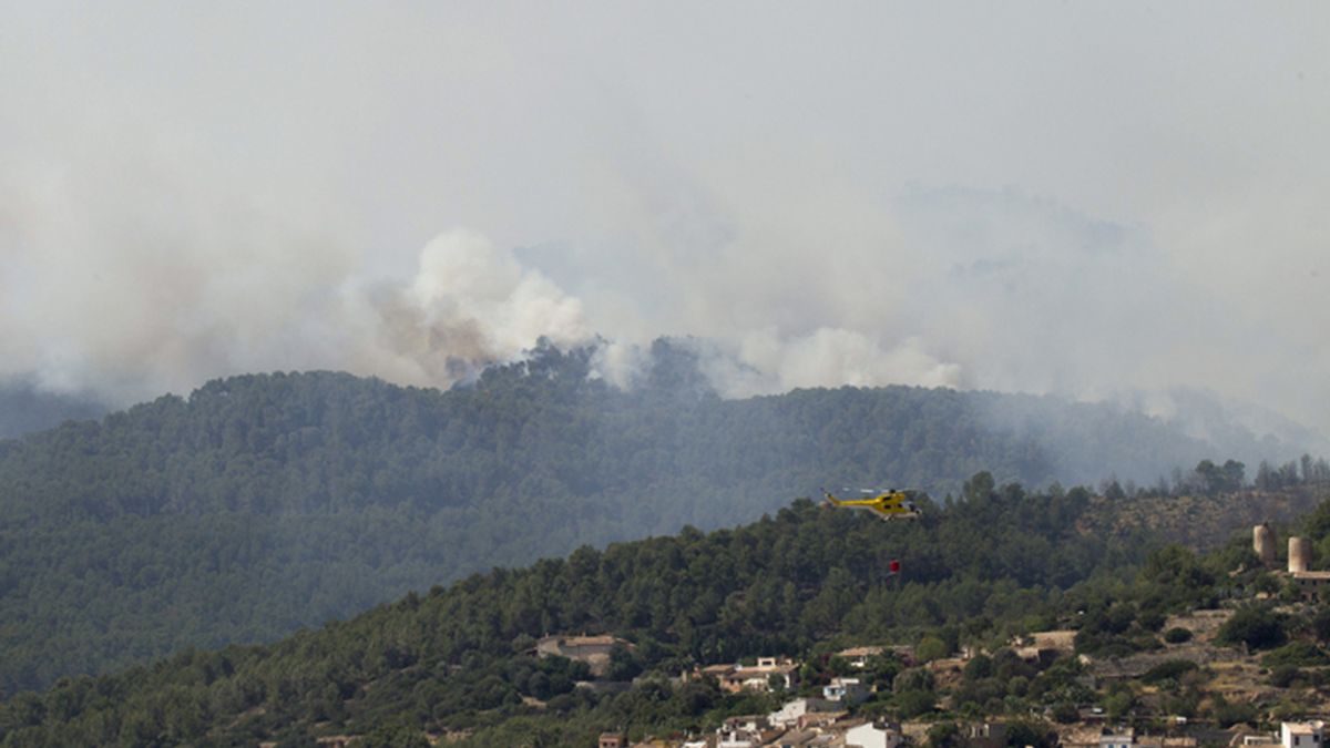 Evacuadas unas 26 personas por el incendio forestal de Andratx