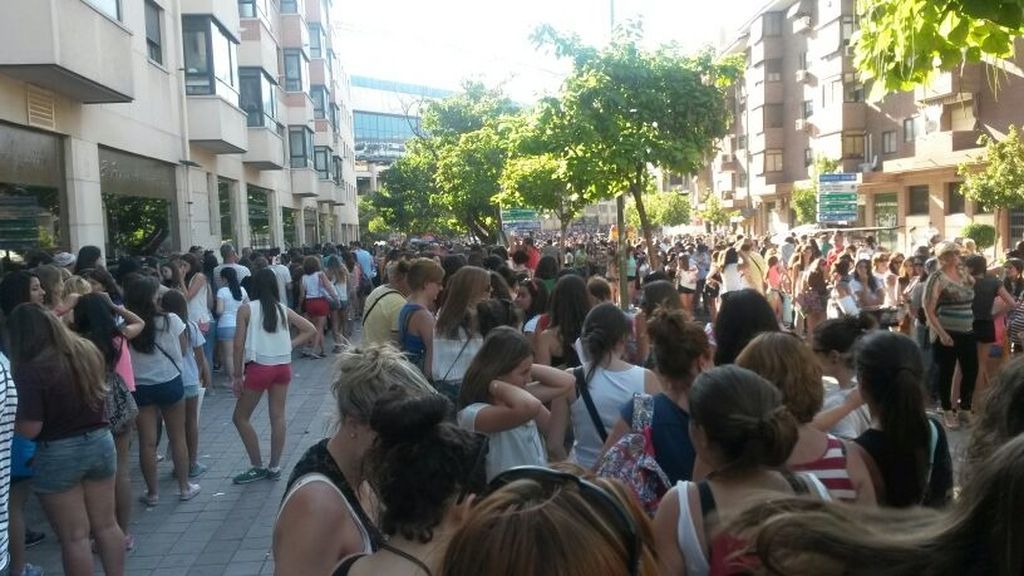 Las inmediaciones del Vicente Calderón horas antes del primer concierto de los One Direction