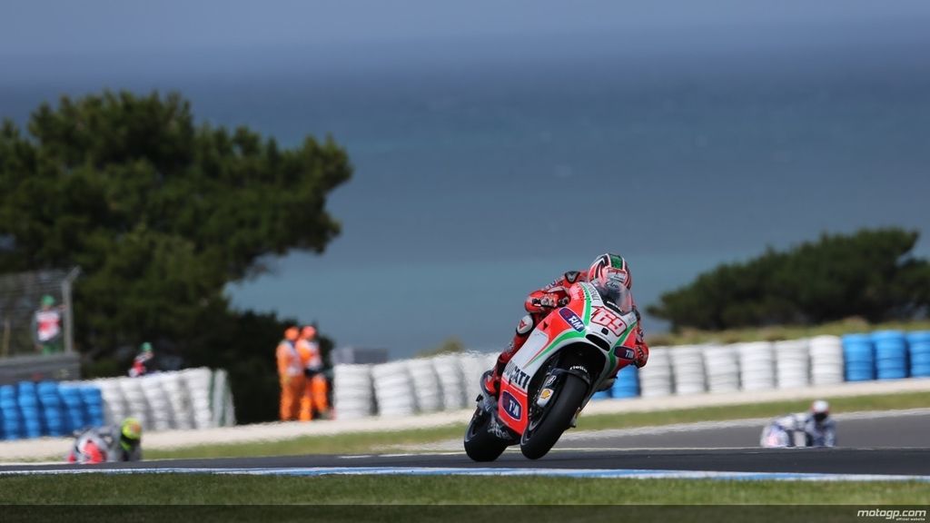 Bonita toma lejana de Nicky Hayden en Phillip Island