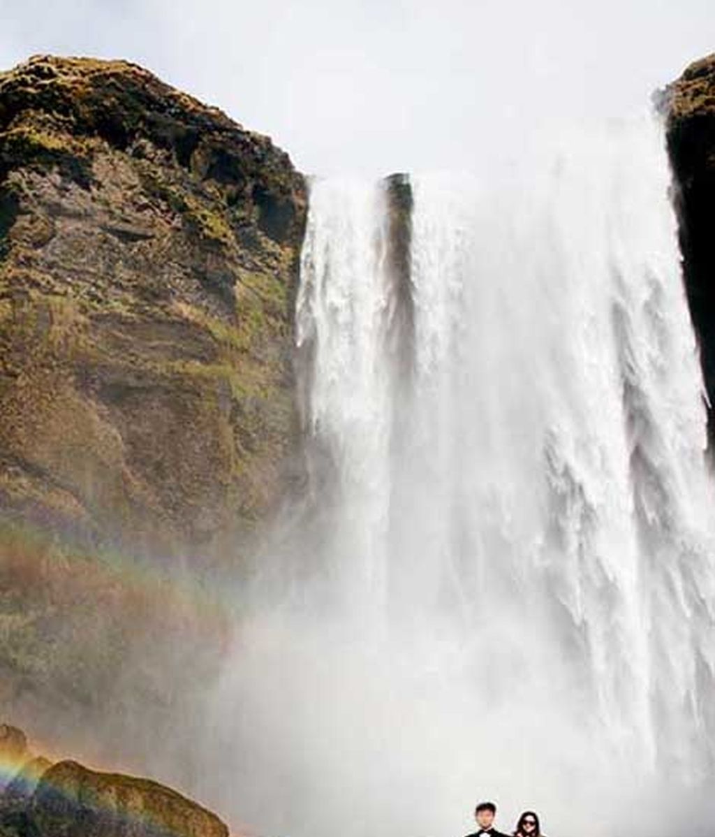 Una mujer se hace fotos por el mundo con la imagen de su padre fallecido