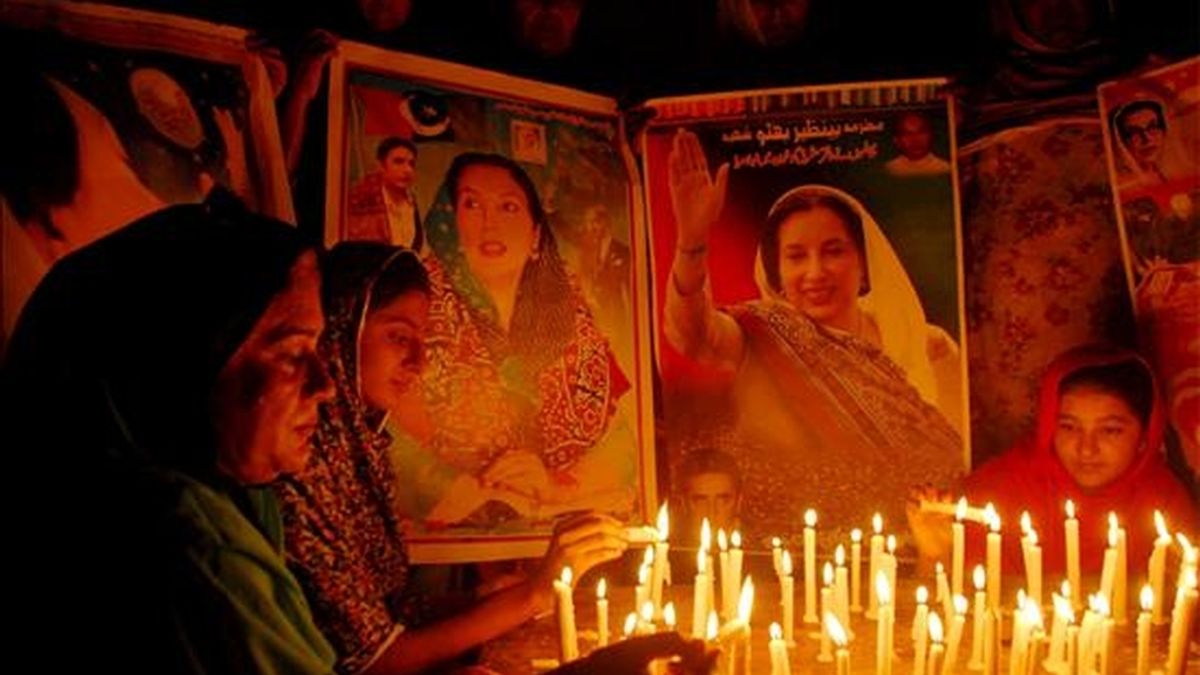 Unas simpatizantes de la asesinada ex primera ministra paquistaní Benazir Bhutto encienden unas velas para celebrar el aniversario de su nacimiento (nació el 21 de junio de 1953), en Multan, Pakistán, el pasado domingo 21 de junio. EFE/Archivo