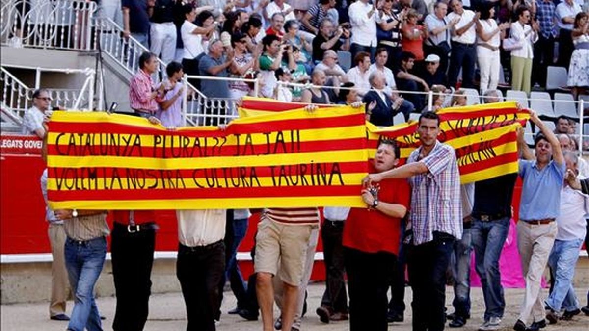 Varios aficionados a los toros se manifiestaron ayer, dentro del ruedo de la Monumental de Barcelona, tres días antes de que el Parlament someta a votación si se prohíben las corridas de toros en Cataluña. EFE