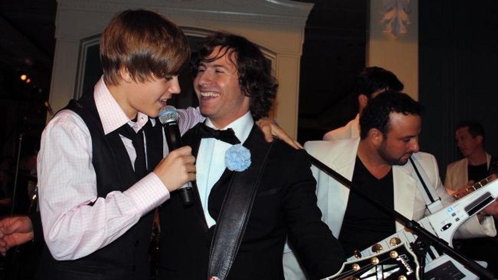 Bieber, acompañado por su guitarrista