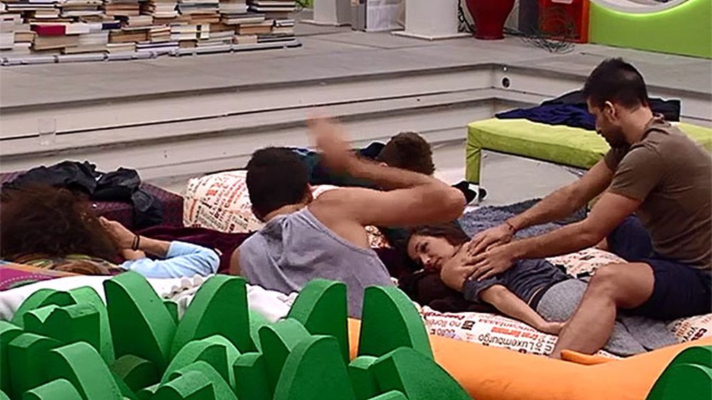 A Igor le gusta pasartiempo con las chicas de la casa