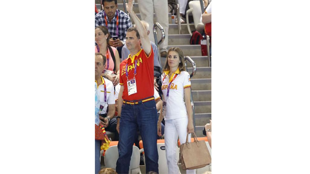 Los príncipes apoyando a la selección de baloncesto