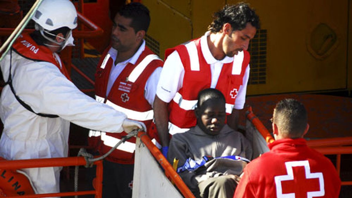 Voluntarios de Cruz Roja trasladan a uno de los 65 inmigrantes interceptados. Foto: EFE.