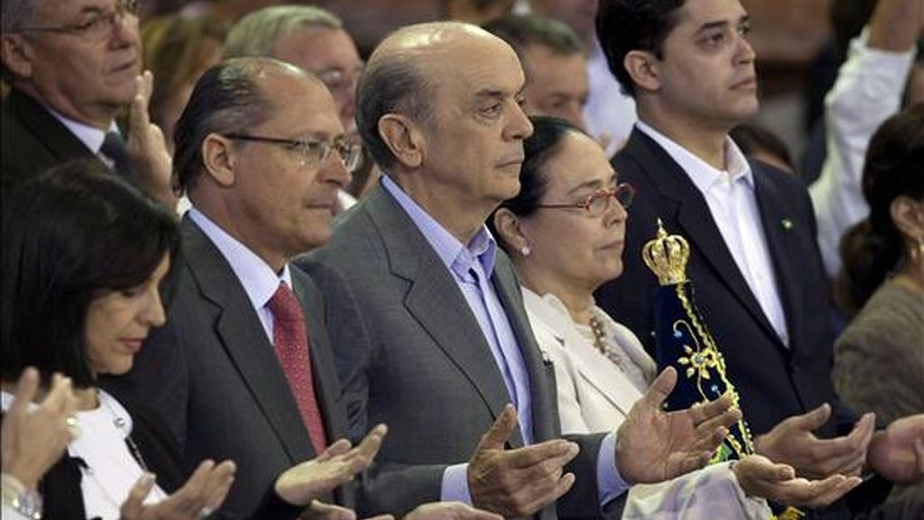 El candidato opositor a la Presidencia de Brasil, José Serra (c), declaró que la religión "No fue banalizada. La cuestión de la religiosidad fue colocada por las personas. Quieren saber las posiciones (de los candidatos)". EFE El candidato opositor a la Presidencia de Brasil, José Serra (c), declaró que la religión "No fue banalizada. La cuestión de la religiosidad fue colocada por las personas. Quieren saber las posiciones (de los candidatos)". EFE