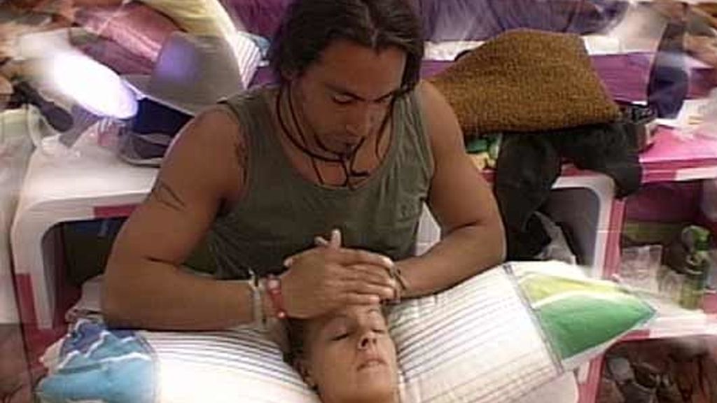 Melanie y Ángel, masajes y caricias