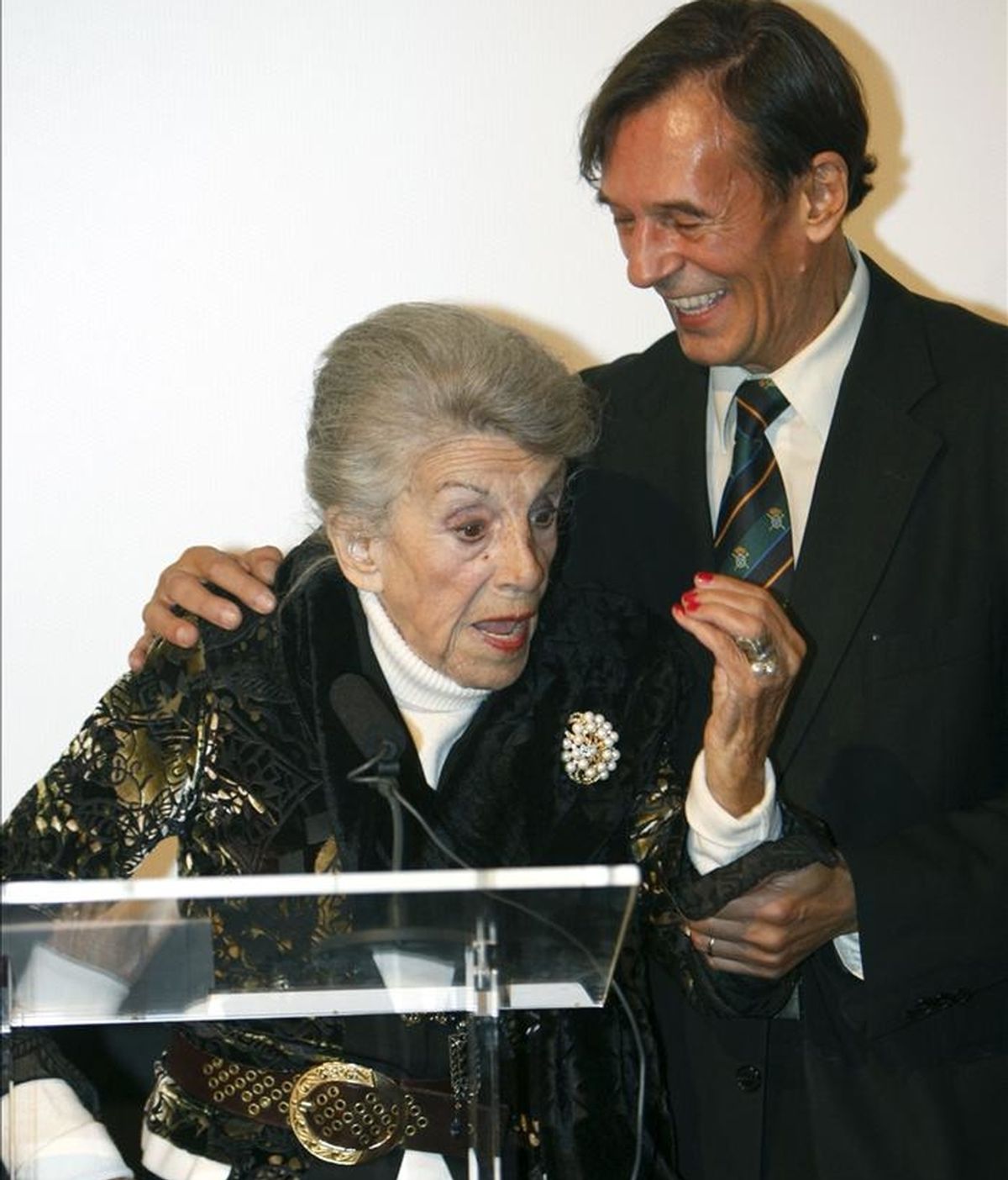 La actriz María Isbert, hija del actor Pepe Isbert, uno de los clásicos del cine y la escena españoles, acompañada de su hijo Tony, durante el homenaje que le rindió la Academia de Cine, de la que ha sido nombrada miembro de honor a sus 91 años. EFE/Archivo