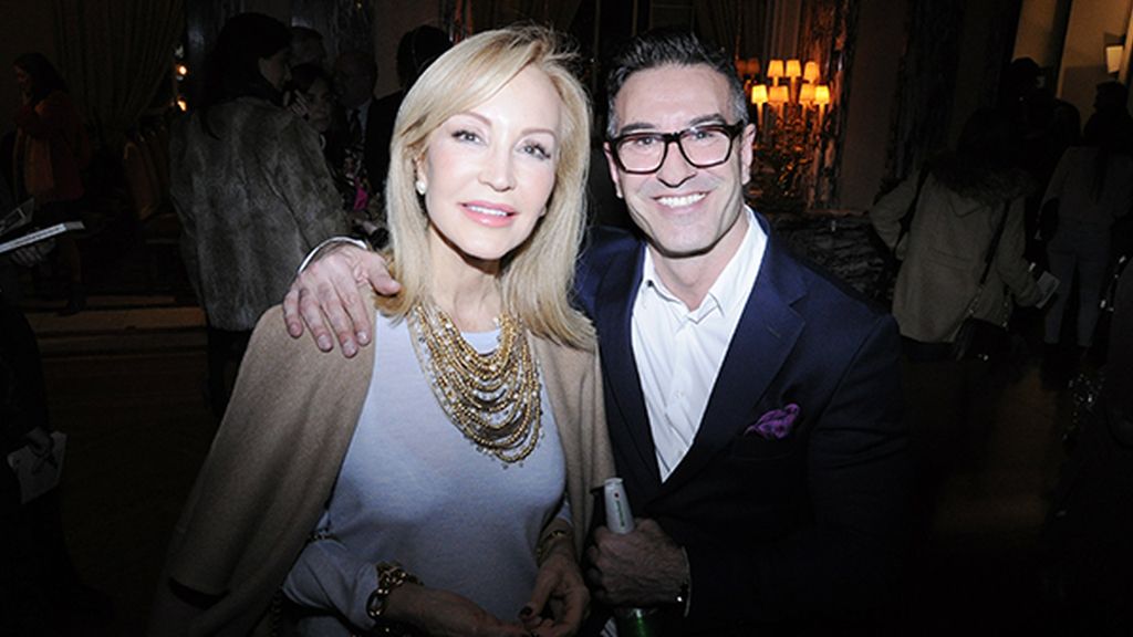 Carmen Lomana y Abel Arana disfrutando del cocktail posterior a la presentación del libro