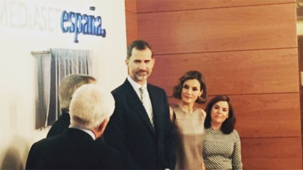 Los Reyes descubrieron la placa del 25 aniversario de Telecinco