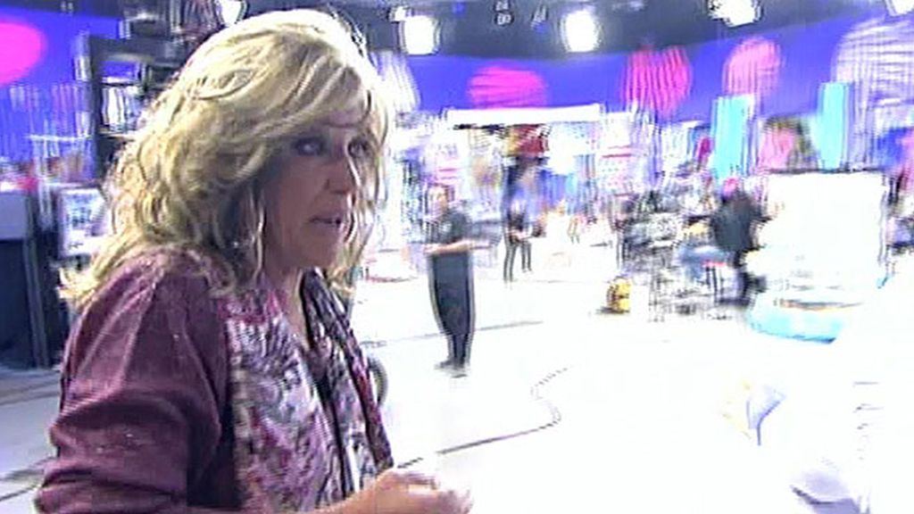 Tras unos segundos fuera de plató, la colaboradora regresaba