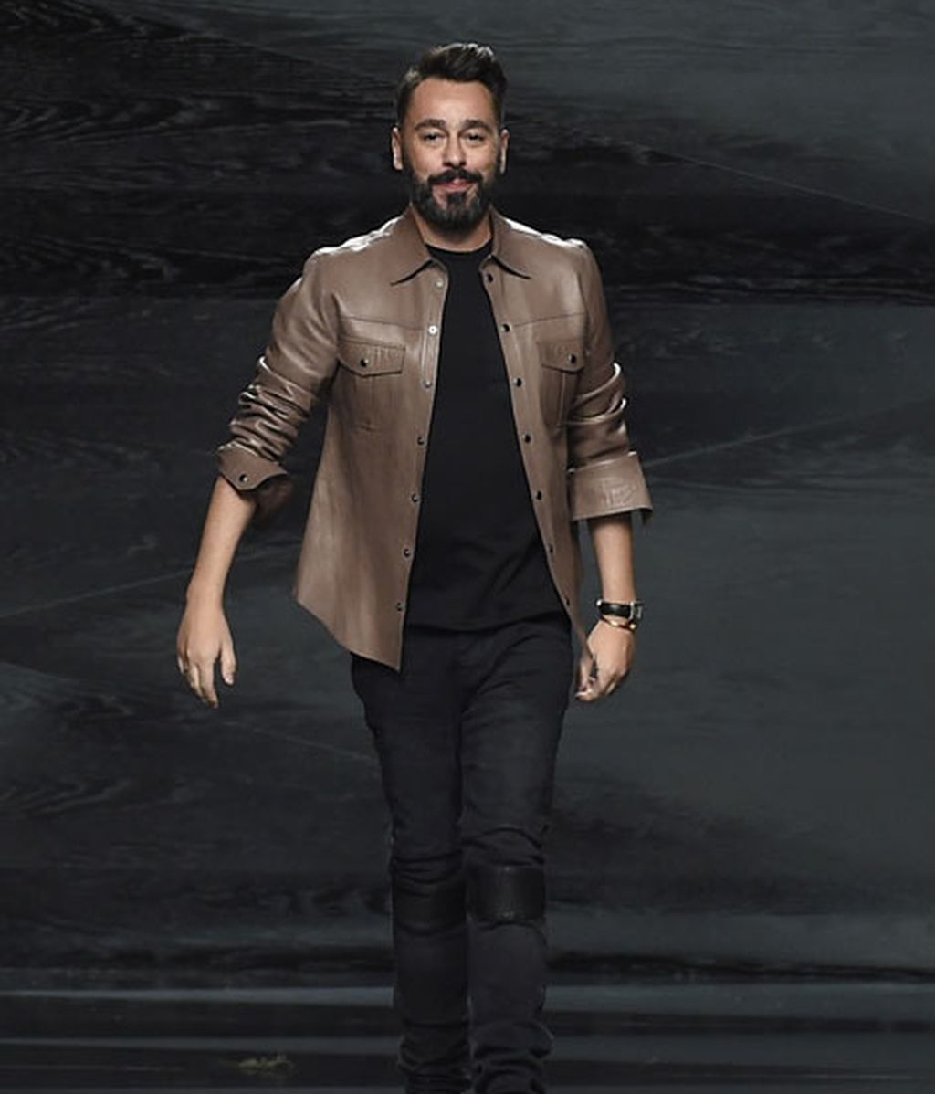 Elegantes y sorprendentes geometrías de color en el desfile de Juanjo Oliva