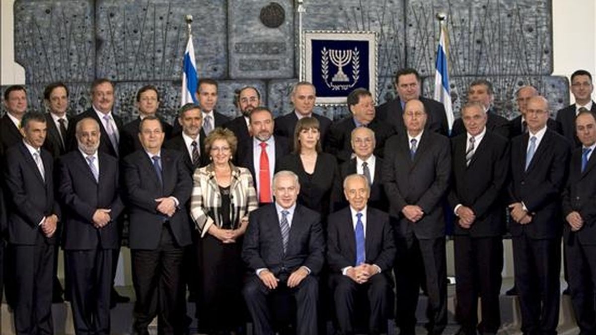 El primer ministro israelí, Benjamin Netanyahu (c-izq), el presidente Simón Peres (c-dcha) y los miembros del nuevo Gobierno de Netanyahu posan para una foto de familia oficial en la residencia de Peres en Jerusalén (Israel) hoy miércoles. EFE