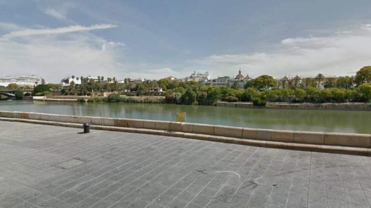 Muere al caer desde un puente cuando intentaba hacerse un 'selfie' en Sevilla