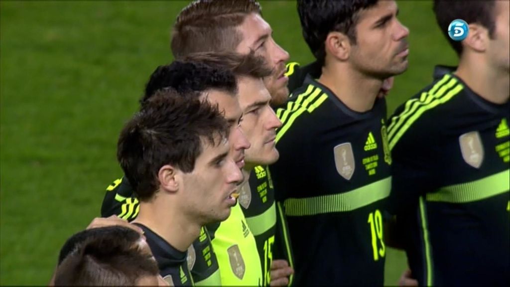 Los jugadores de la selección, durante el homenaje a Luis