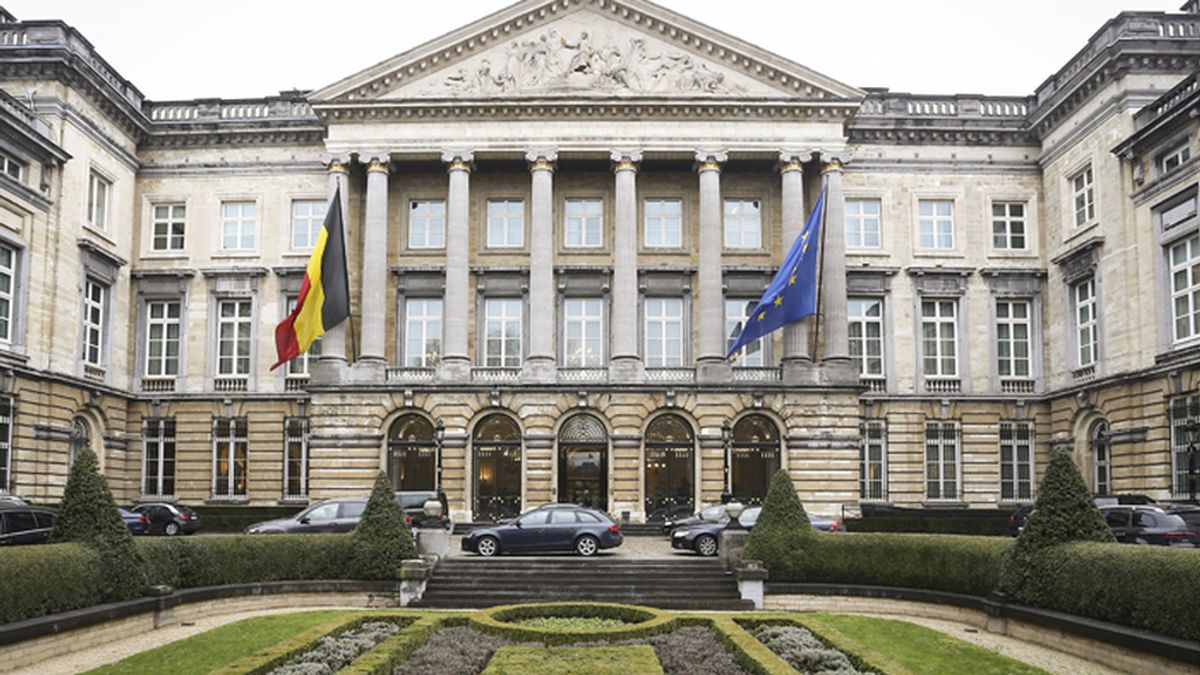 Vista panorámica del exterior del Parlamento belga, en Bruselas (Bélgica)